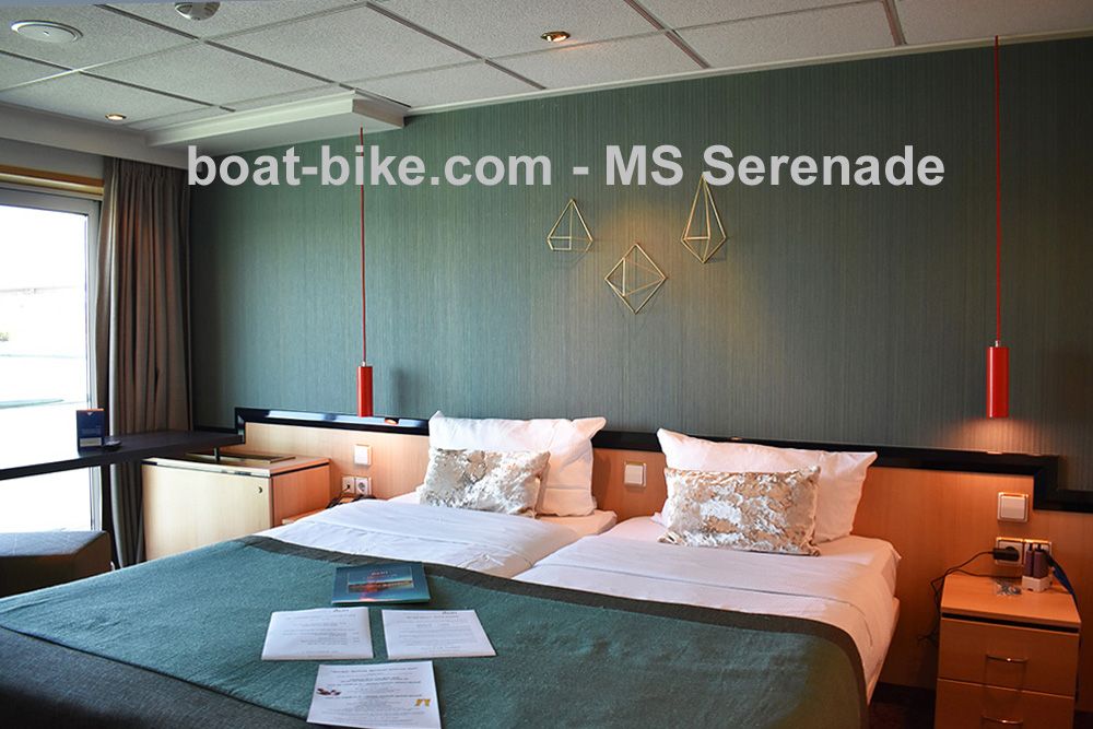 MS Serenade - cabin chopin desk